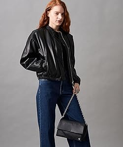 【新品】  ボディーバッグ ショルダー バッグ CK Amazon | (カルバンクライン) CALVIN KLEIN チェーンフラップ